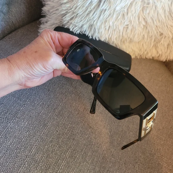 Versace sunglasses, Brand New without tags sunglasses, authentic - Picture 9 of 15